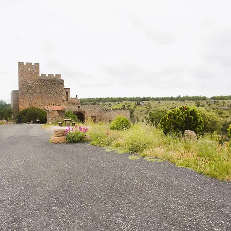 Les Volets Verts A Cote Du Chateau Pour 8 Avec Jardin Nyaraló