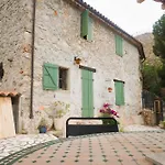 Les Volets Verts à Côté Du Château Pour 8 Avec Jardin Hébergement de vacances *
