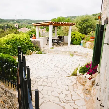 Les Volets Verts A Cote Du Chateau Pour 8 Avec Jardin Fitou