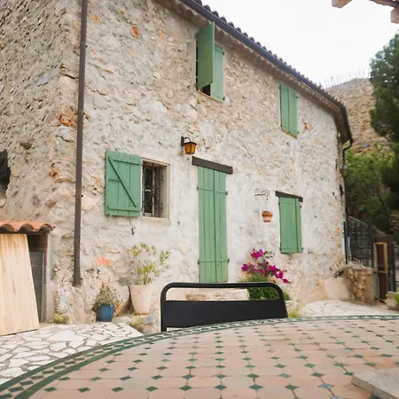 Les Volets Verts A Cote Du Chateau Pour 8 Avec Jardin 別荘 *