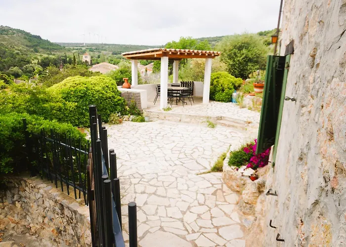 Les Volets Verts A Cote Du Chateau Pour 8 Avec Jardin Fitou