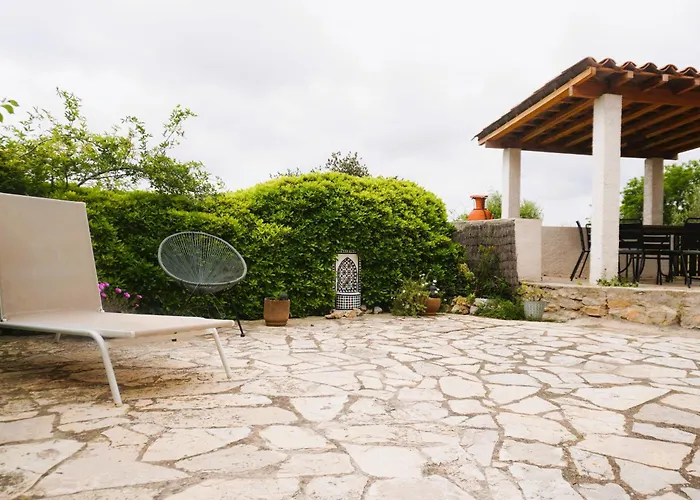 別荘 Les Volets Verts A Cote Du Chateau Pour 8 Avec Jardin
