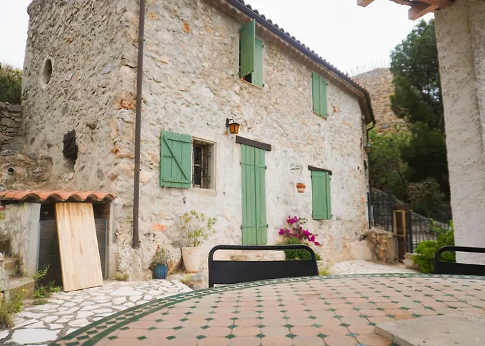 Les Volets Verts A Cote Du Chateau Pour 8 Avec Jardin 別荘 *