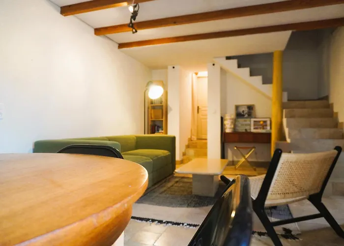 Les Volets Verts A Cote Du Chateau Pour 8 Avec Jardin *